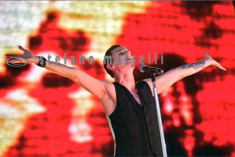 http://i92.photobucket.com/albums/l18/TheSinnerInside/Depeche%20Mode/Live/TOTU-MasselliBig/mas11.png