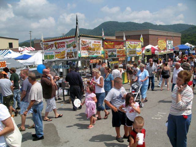 tomato festival goers having a great time at the 16th annual grainger county tomato festival