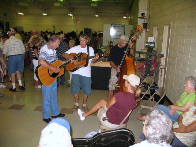 pickin & grinnin at the tomato festival